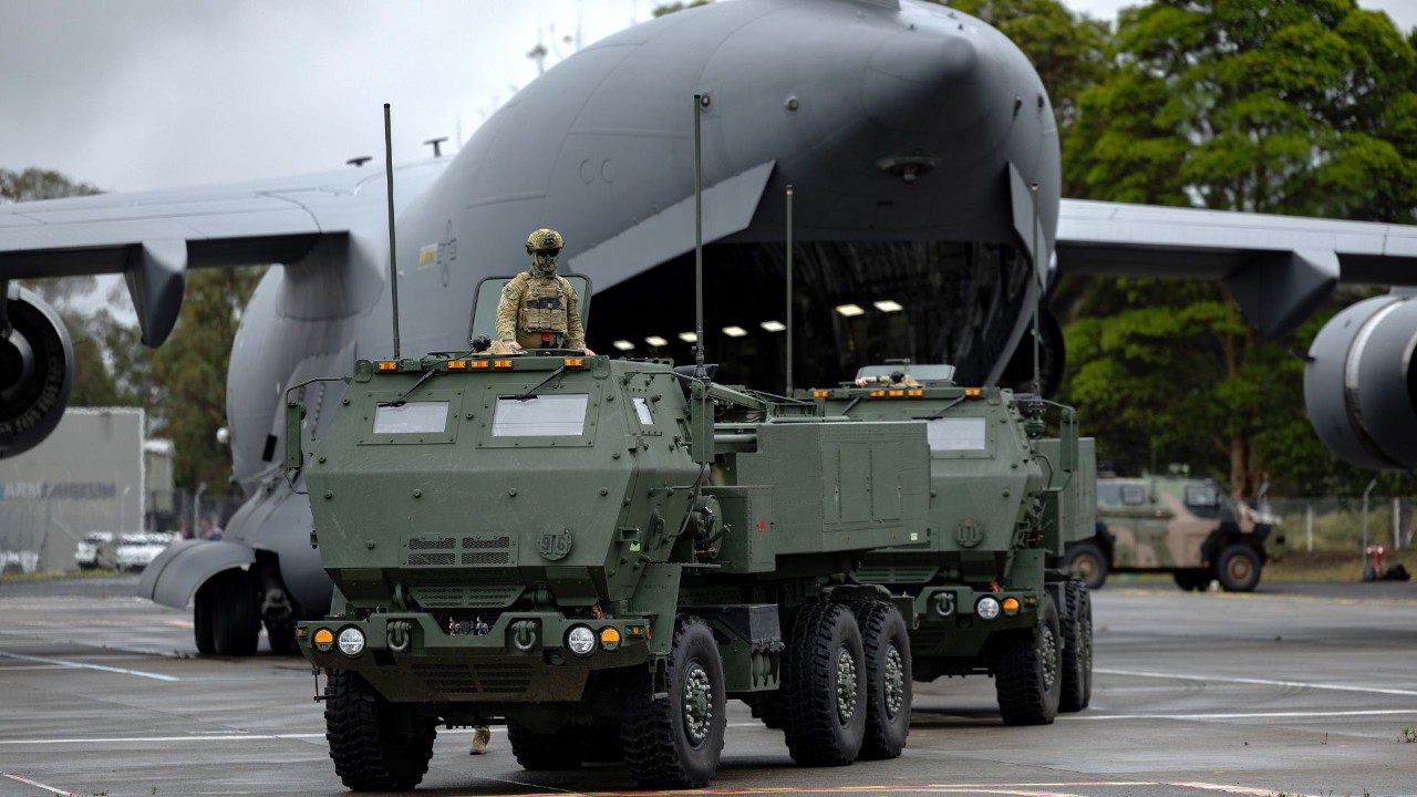 A U.S. Air Force C-17 Globemaster III offloads Australian Army M142 HIMARS 